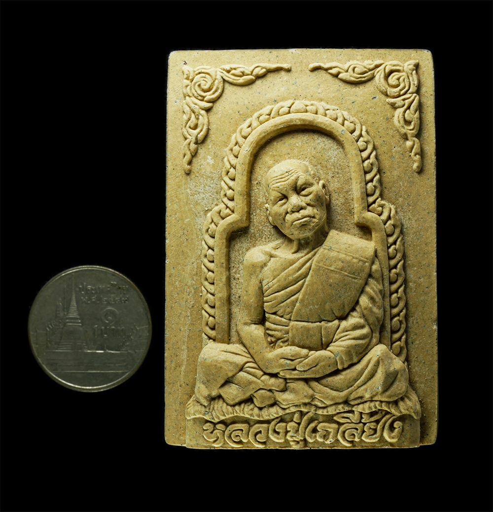 20Jan25 (59)bp.jpg - พระผงรูปเหมือนหนุมานเชิญธง หลวงปู่เกลี้ยง มนุญฺโญ (พระครูพิศิษฐชโลปการ) วัดเนินสุทธาวาส จ.ชลบุรี อายุ 91 ปี พ.ศ.2552 เนื้อผงพุทธคุณ ผงว่าน พระเกจิดังต [..] | https://kamulet.in.th